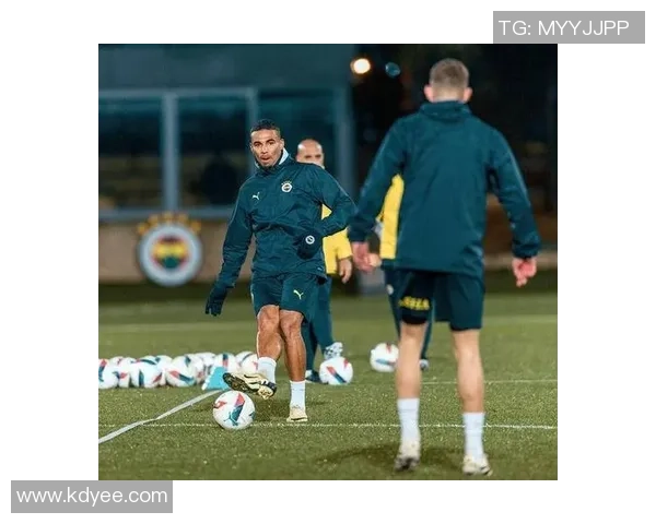 足球巨星跪地庆祝瞬间展现坚韧与荣耀的独特魅力